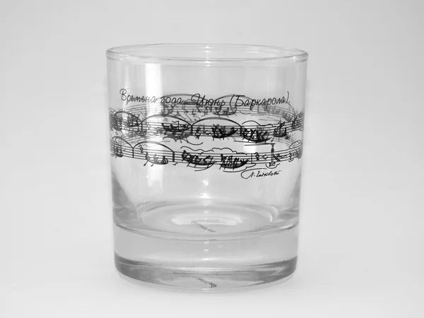 Copo de vidro vazio em um fundo branco — Fotografia de Stock