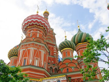 Aziz Basil Katedrali kış mavi gökyüzünün altında. Moskova