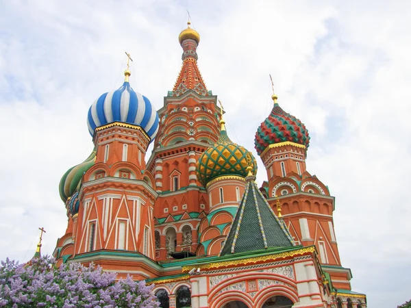 St. Basil's Cathedral under the blue sky in winter. Moscow — Stock Photo, Image