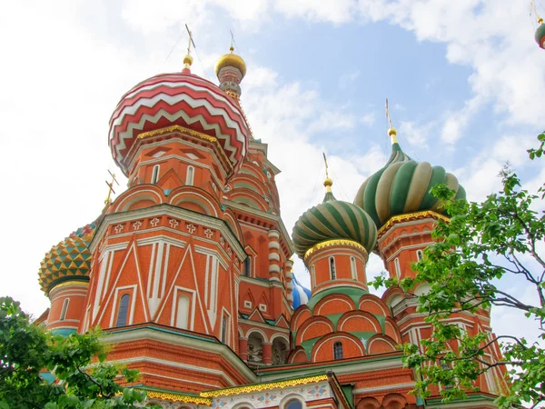 Aziz Basil Katedrali kış mavi gökyüzünün altında. Moskova