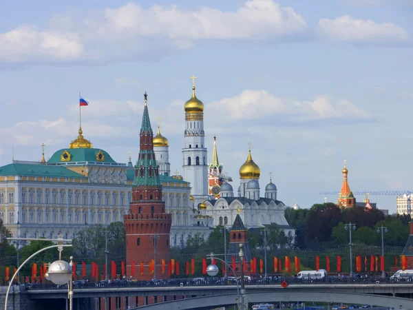 Weergave van het Kremlin van Moskou vanaf de brug — Stockfoto