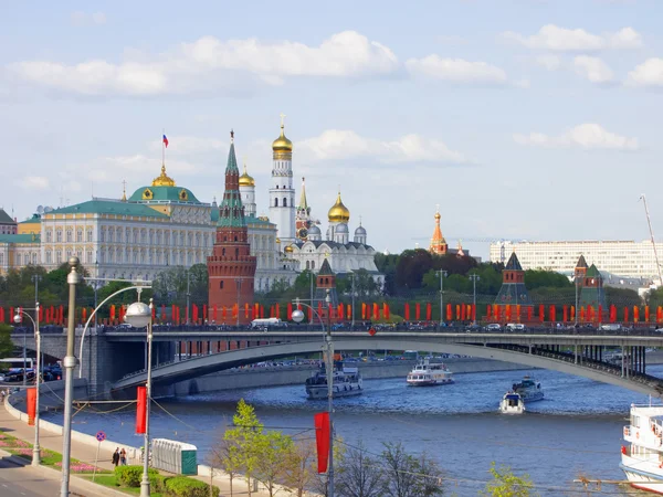 Blick auf den Moskauer Kreml von der Brücke aus — Stockfoto