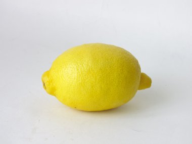 Beyaz arka planda olgun limonlar