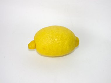 Beyaz arka planda olgun limonlar