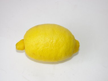 Beyaz arka planda olgun limonlar