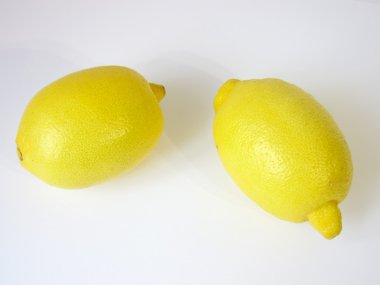 Beyaz arka planda olgun limonlar