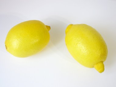 Beyaz arka planda olgun limonlar