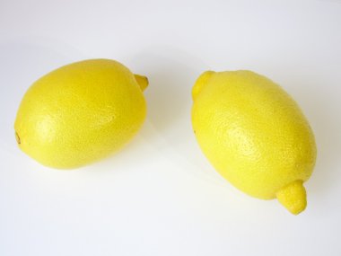 Beyaz arka planda olgun limonlar