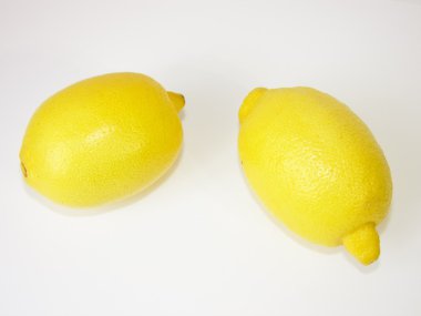 Beyaz arka planda olgun limonlar