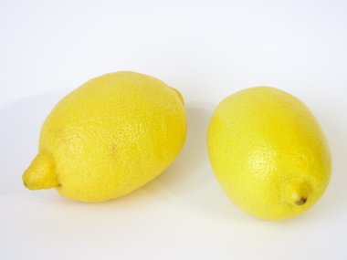 Beyaz arka planda olgun limonlar