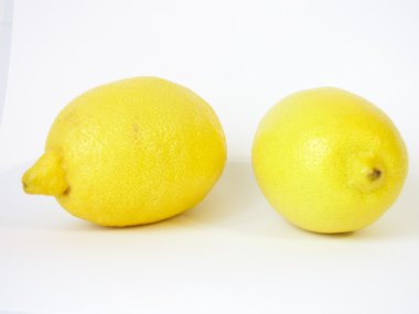 Beyaz arka planda olgun limonlar