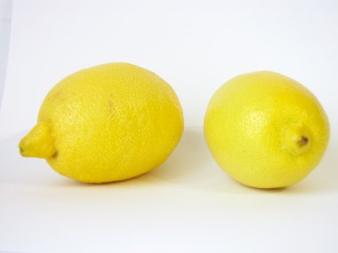 Beyaz arka planda olgun limonlar