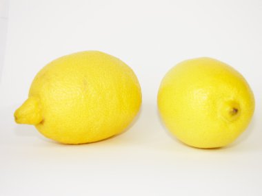 Beyaz arka planda olgun limonlar