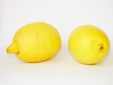 Beyaz arka planda olgun limonlar