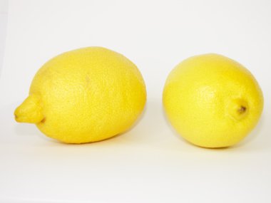 Beyaz arka planda olgun limonlar