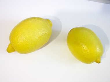 Beyaz arka planda olgun limonlar