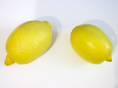 Beyaz arka planda olgun limonlar