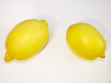 Beyaz arka planda olgun limonlar