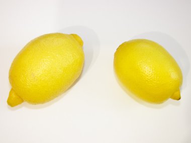 Beyaz arka planda olgun limonlar