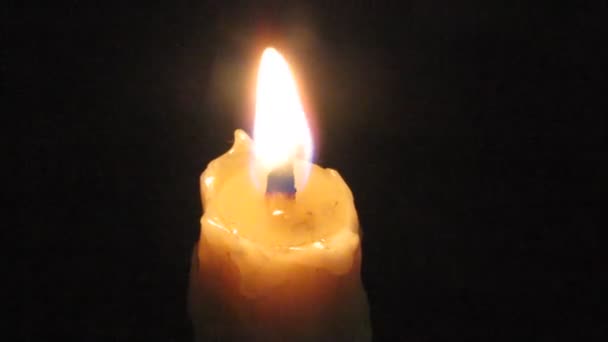 Пламя горящей свечи — стоковое видео