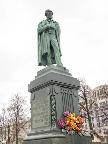 Pomník Alexandra Puškina na Puškinově náměstí v Moskvě — Stock fotografie