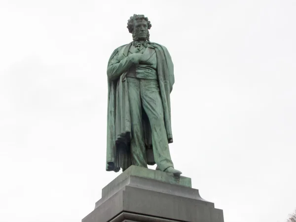 Памятник Пушкину на Пушкинской площади в Москве — стоковое фото