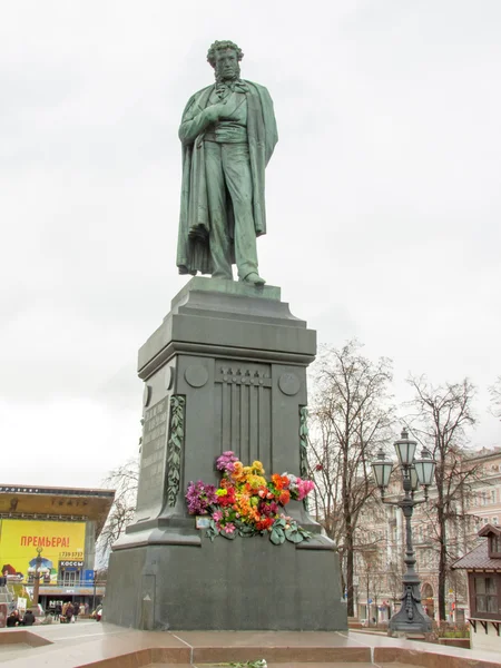 Monument à Alexandre Pouchkine sur la place Pouchkine à Moscou — Photo