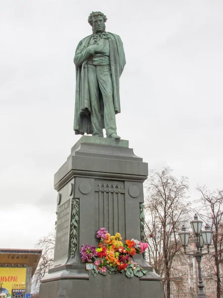 Monument van Aleksandr Poesjkin op het Poesjkinplein in Moskou — Stockfoto