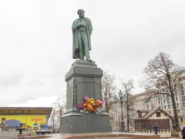 Monumento a Alexander Pushkin en la Plaza Pushkin de Moscú — Foto de Stock