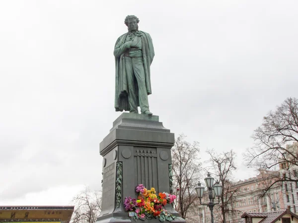 Monument à Alexandre Pouchkine sur la place Pouchkine à Moscou — Photo