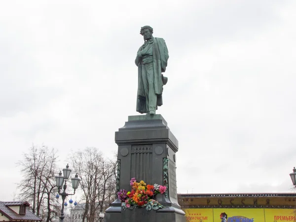 Denkmal für Alexander Puschkin auf dem Puschkin-Platz in Moskau — Stockfoto