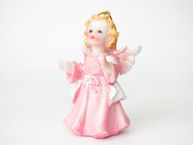 Beyaz bir arka plan üzerinde heykelciği melek