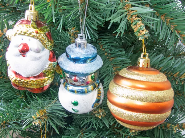Yeni Yılınız Kutlu Olsun! Ağaç üzerinde yılbaşı oyuncakları! — Stok fotoğraf