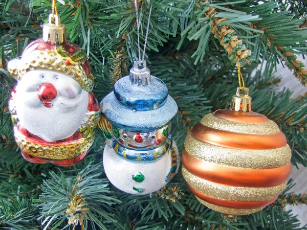 Gelukkig Nieuwjaar! New Year's speelgoed op de boom! — Stockfoto