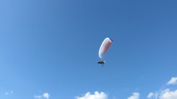 Des gens sur un parapente dans le ciel — Video