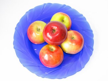 Elma ile cam mavi çanak