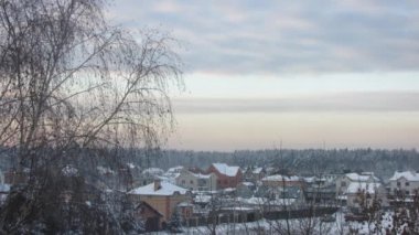 Kış ormanında gün batımı