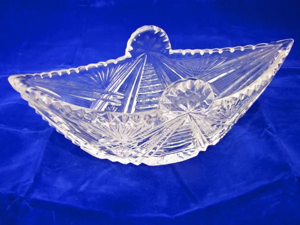 Tigela de salada de cristal em um fundo azul — Fotografia de Stock