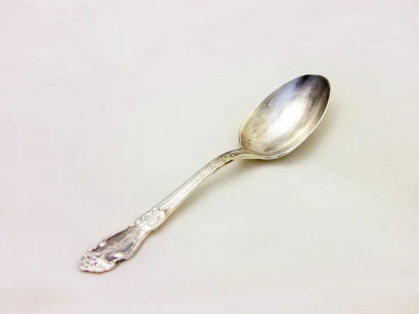 Colher de sopa de prata sobre um fundo branco — Fotografia de Stock
