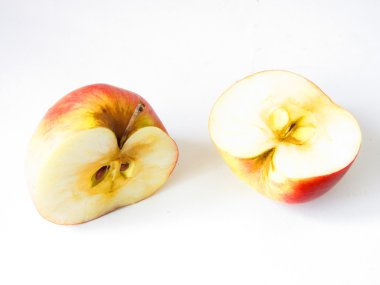 Beyaz arkaplanda kırmızı elmalar