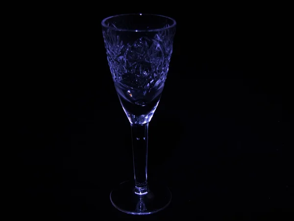Kristallglas mit schwarzem Hintergrund — Stockfoto