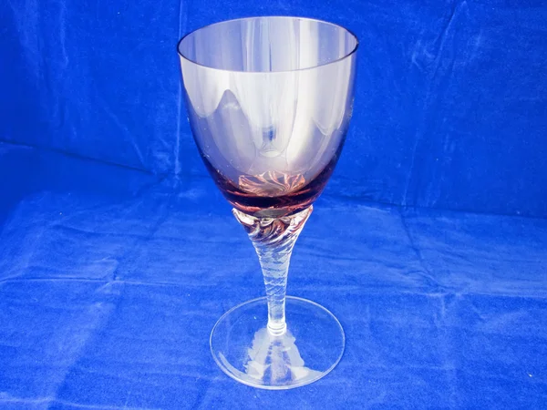 Glas Champagner auf blauem Hintergrund — Stockfoto