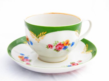 Beyaz fincan ve çay tabağı