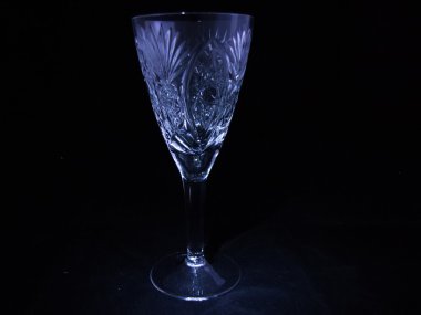 Siyah zemin üzerinde kristal cam