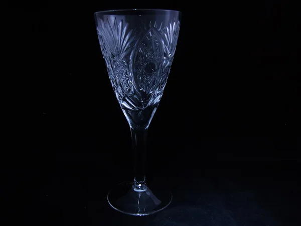 Kristallglas auf schwarzem Hintergrund — Stockfoto