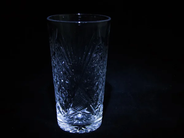 Vidro de cristal sobre um fundo preto — Fotografia de Stock