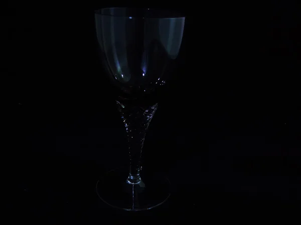 Хрустальный стакан черного фона — стоковое фото