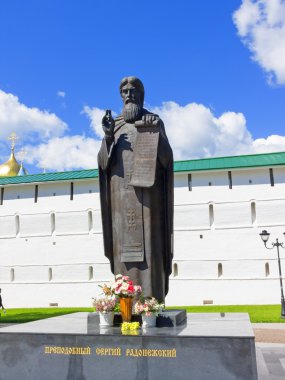 Radonezhsky St Sergius bir anıt Sergiev Lavra sur duvarının içinde