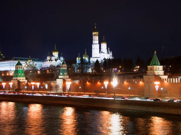 Moskauer Nacht. Blick auf den Kreml und den Kreml-Damm auf die Moskauer Brücke — Stockfoto