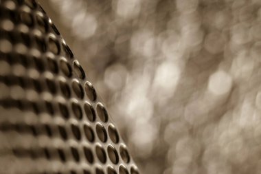 Soyut çok renkli delinmiş metal zemin. Öge dokusu dizayn et